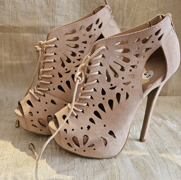 Beige Platform stilettos. Open Toe. Lace Up. Size 6.5 - Picture 10 of 12